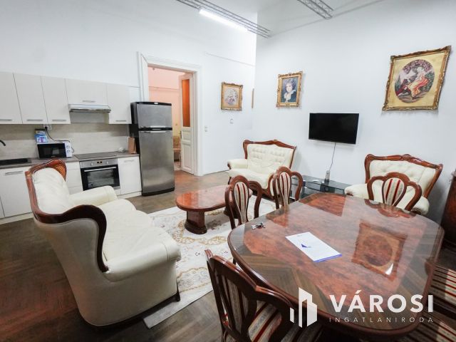 Sokoldalú lakás a Belvárosban!