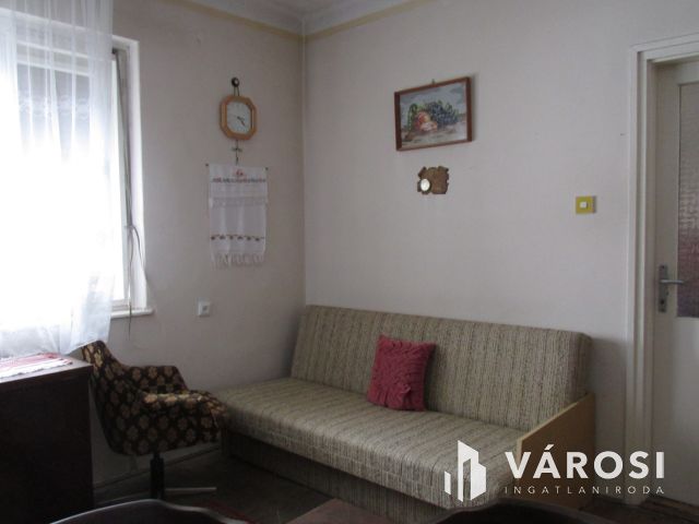 3 szobás családi ház, gazdasági épületekkel.