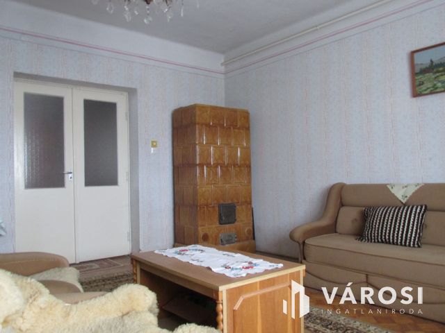 3 szobás családi ház, gazdasági épületekkel.