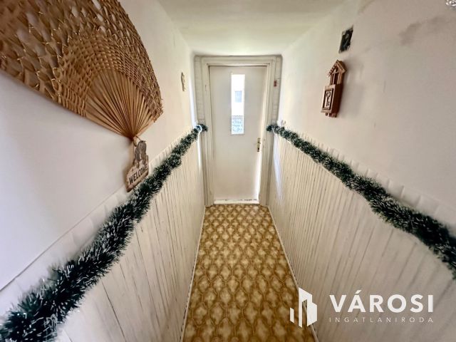 Károlyin, főútvonal mellett, 2 generációs családi ház eladó!