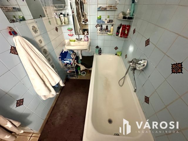 Károlyin, főútvonal mellett, 2 generációs családi ház eladó!