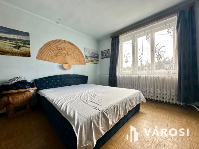 Károlyin, főútvonal mellett, 2 generációs családi ház eladó!