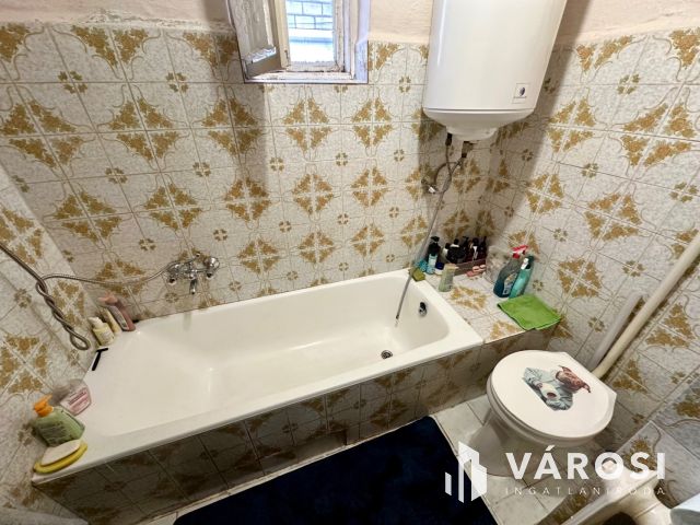 Károlyin, főútvonal mellett, 2 generációs családi ház eladó!