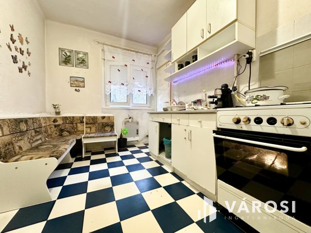 Szerpentin út elején 2. emeleti, 1+1 félszobás lakás eladó!