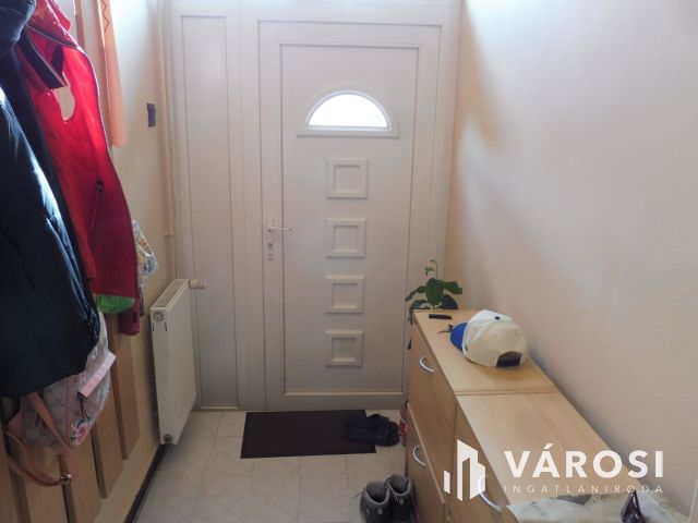 Saját kertes,szép kis lakás,garázzsal eladó.