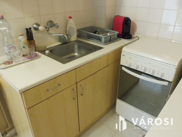 Saját kertes,szép kis lakás,garázzsal eladó.