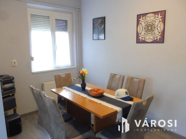 Saját kertes,szép kis lakás,garázzsal eladó.