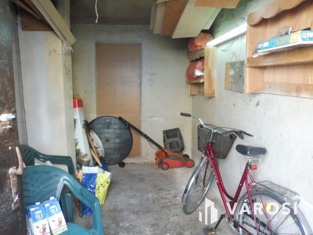 Saját kertes,szép kis lakás,garázzsal eladó.