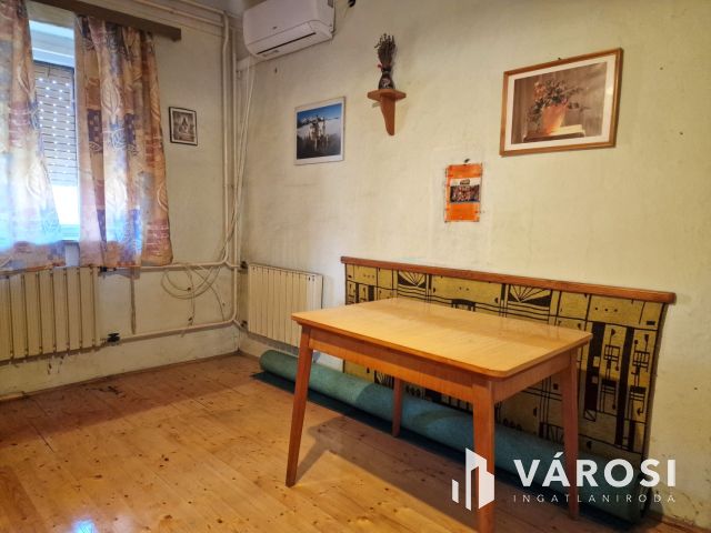 Részben felújított, stabil szerkezetű kertes ház