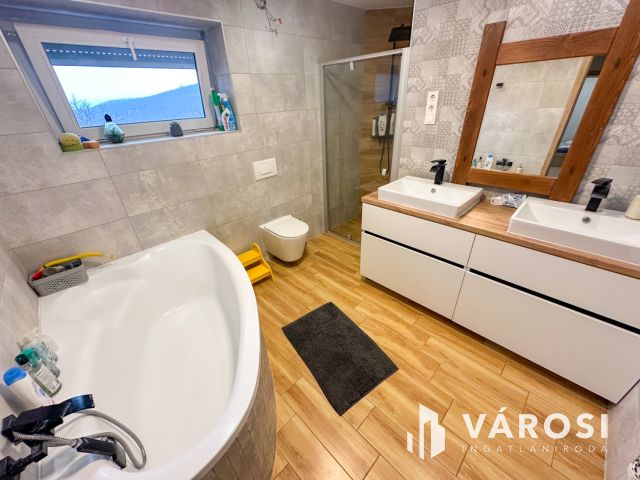 Hunyadi krt.-on felújított családi ház eladó!