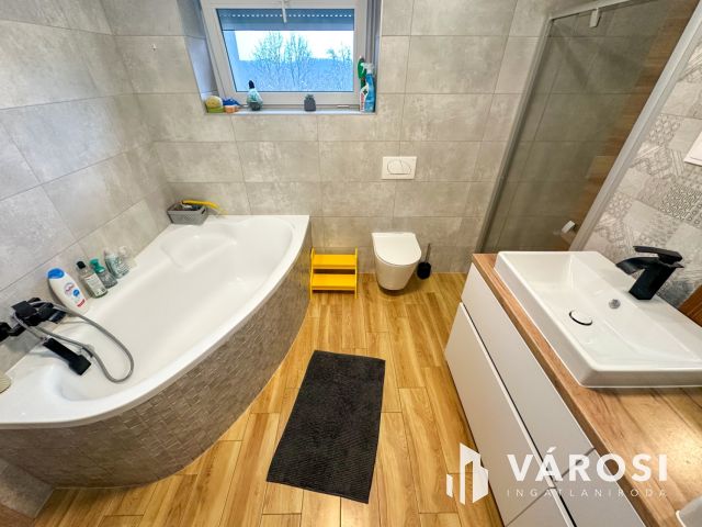 Hunyadi krt.-on felújított családi ház eladó!