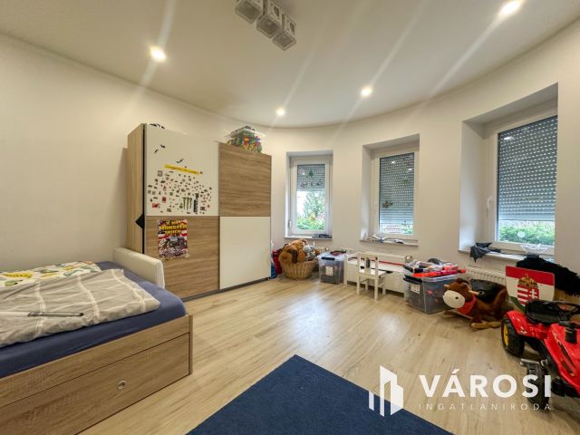 Hunyadi krt.-on felújított családi ház eladó!