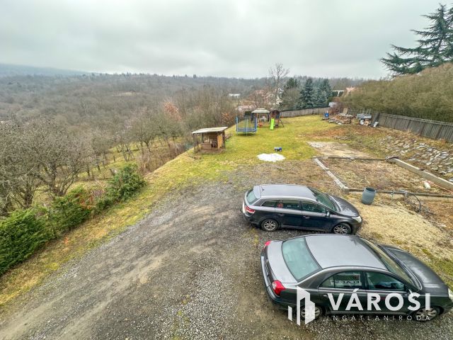 Hunyadi krt.-on felújított családi ház eladó!