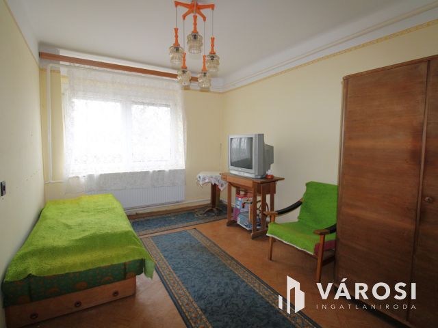 Nyugodt vidéki otthon jó alapokkal