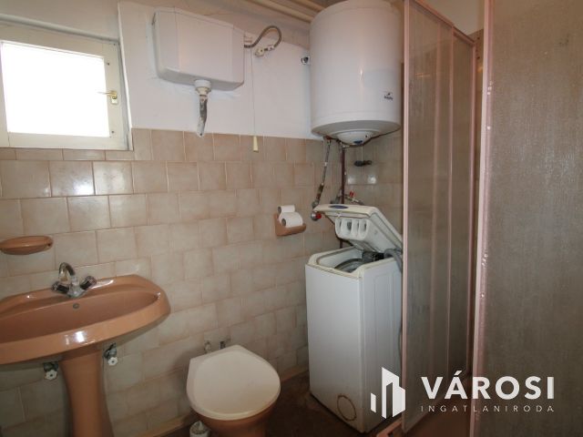 Nyugodt vidéki otthon jó alapokkal