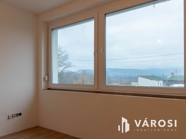 Újépítésű, belső szintes családi otthon Dorog szívében