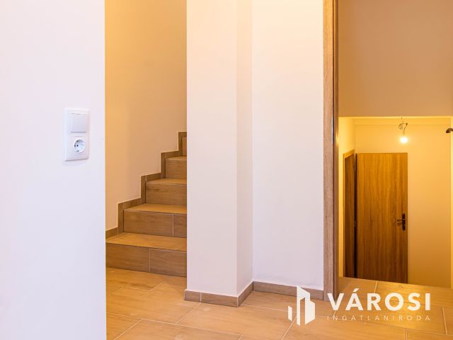 Újépítésű, belső szintes családi otthon Dorog szívében