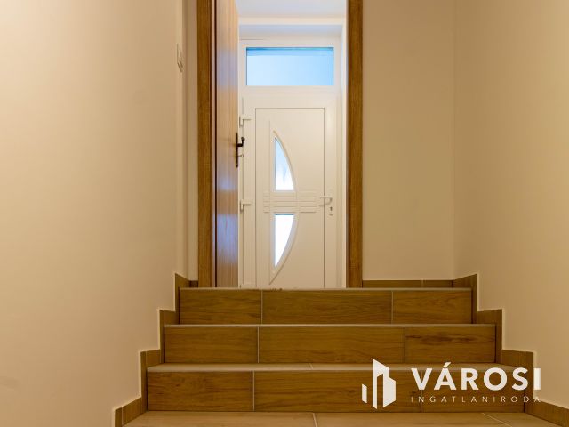 Újépítésű, belső szintes családi otthon Dorog szívében