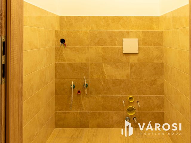 Újépítésű, belső szintes családi otthon Dorog szívében