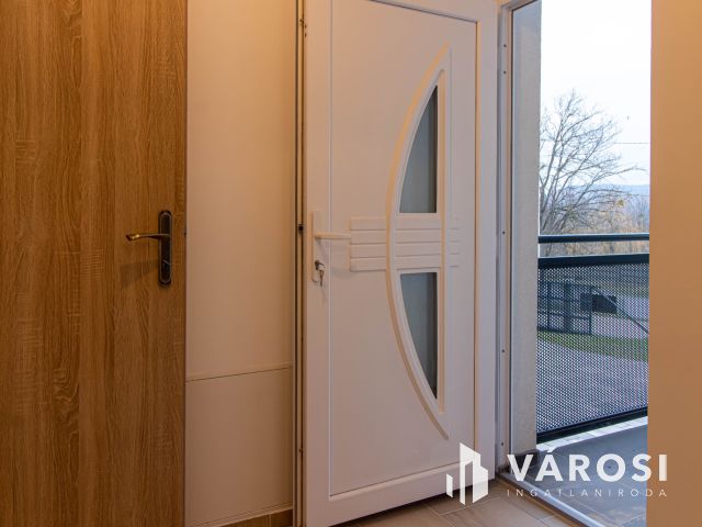 Újépítésű, belső szintes családi otthon Dorog szívében