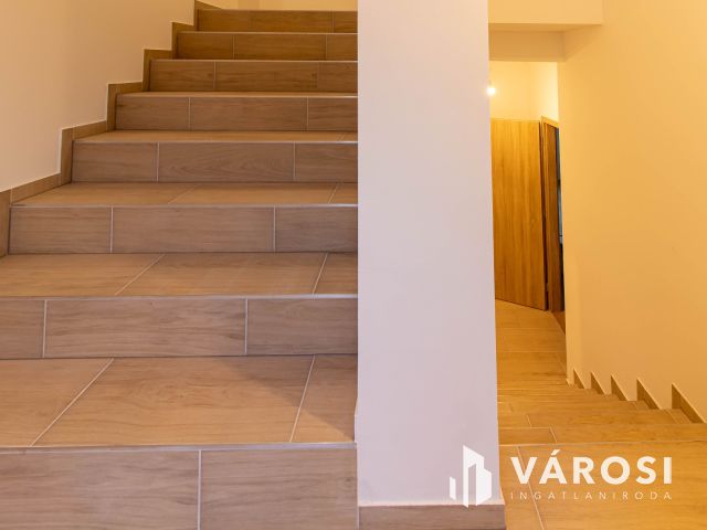 Újépítésű, belső szintes családi otthon Dorog szívében