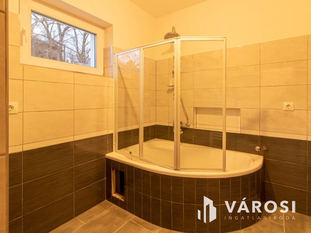 Újépítésű, belső szintes családi otthon Dorog szívében