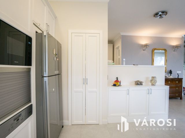 Modern, belső kétszintes családi ház remek panorámával!