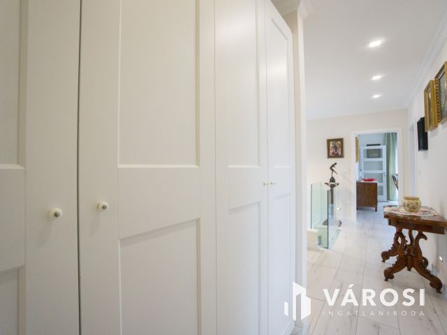 Modern, belső kétszintes családi ház remek panorámával!