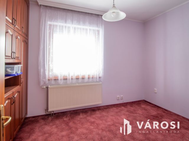 Jó állapotú családi ház garázzsal, beépíthető tetőtérrel