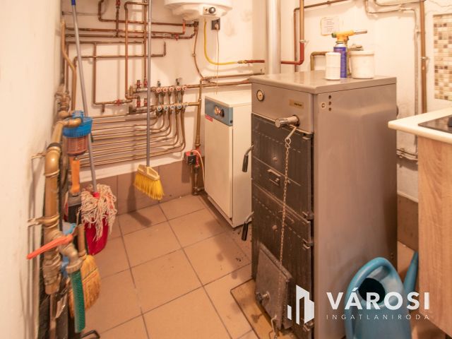 Jó állapotú családi ház garázzsal, beépíthető tetőtérrel