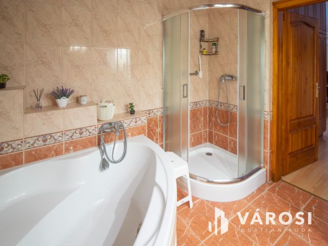 Jó állapotú családi ház garázzsal, beépíthető tetőtérrel