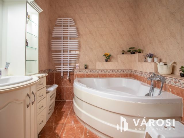 Jó állapotú családi ház garázzsal, beépíthető tetőtérrel