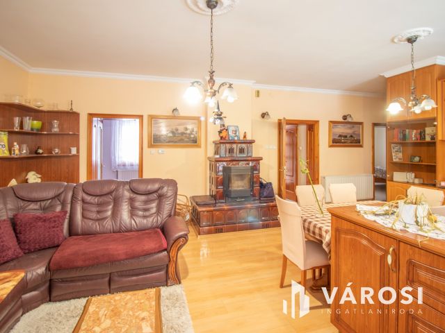 Jó állapotú családi ház garázzsal, beépíthető tetőtérrel