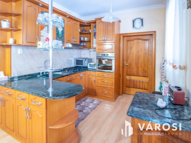 Jó állapotú családi ház garázzsal, beépíthető tetőtérrel