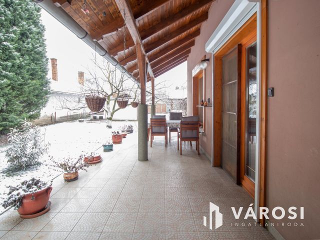 Jó állapotú családi ház garázzsal, beépíthető tetőtérrel