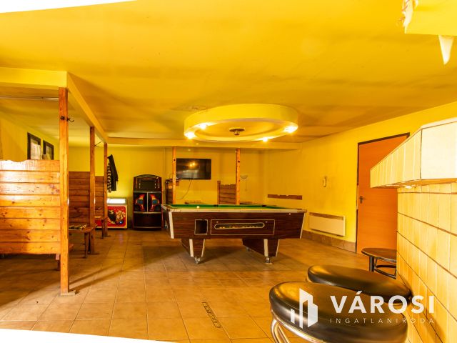 Közműves telek bővíthető épülettel eladó