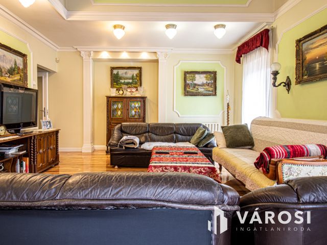 Három szintes jó állapotú családi ház dupla telken!