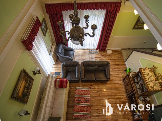 Három szintes jó állapotú családi ház dupla telken!