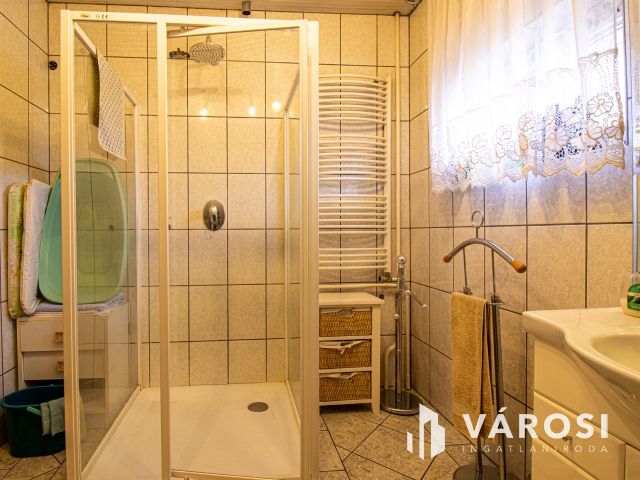 Három szintes jó állapotú családi ház dupla telken!