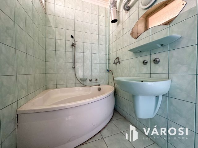 Déryné úton 2 szobás, erkélyes lakás eladó!