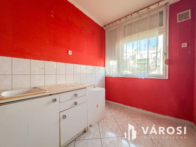 Déryné úton 2 szobás, erkélyes lakás eladó!