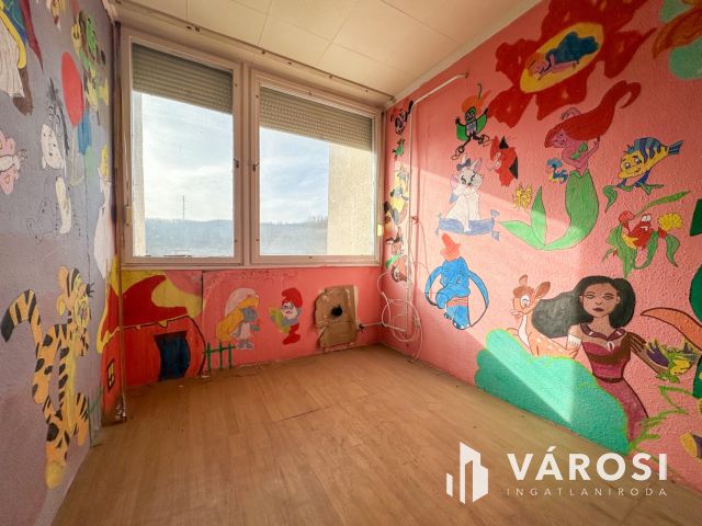 Déryné úton 2 szobás, erkélyes lakás eladó!