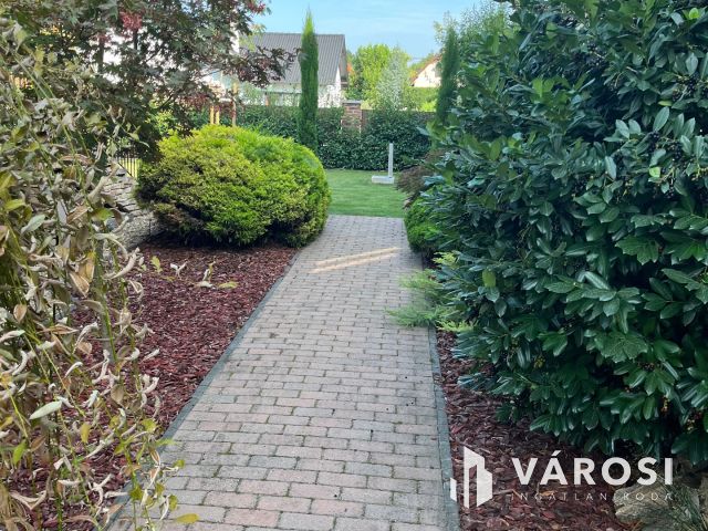 Egyszintes kényelem, exkluzív kert, időtálló minőség