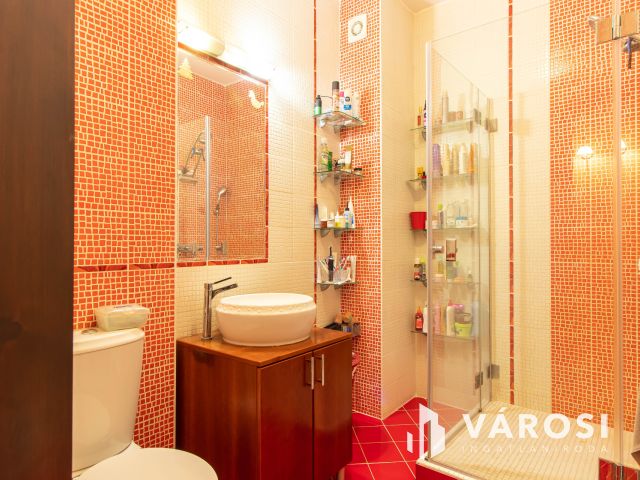 Egyszintes kényelem, exkluzív kert, időtálló minőség