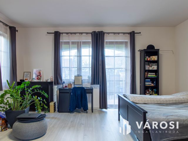 Egyszintes kényelem, exkluzív kert, időtálló minőség