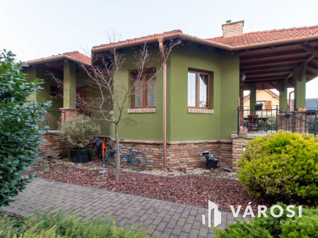 Egyszintes kényelem, exkluzív kert, időtálló minőség