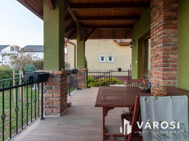 Egyszintes kényelem, exkluzív kert, időtálló minőség