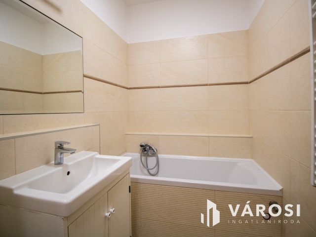 Azonnal költözhető, felújított, belvárosi lakás