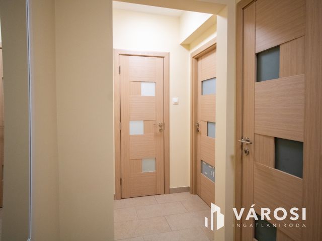 Azonnal költözhető, felújított, belvárosi lakás