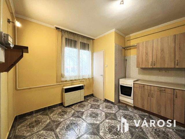 Belvárosi, 2 szobás, erkélyes, tégla lakás, Orosházán